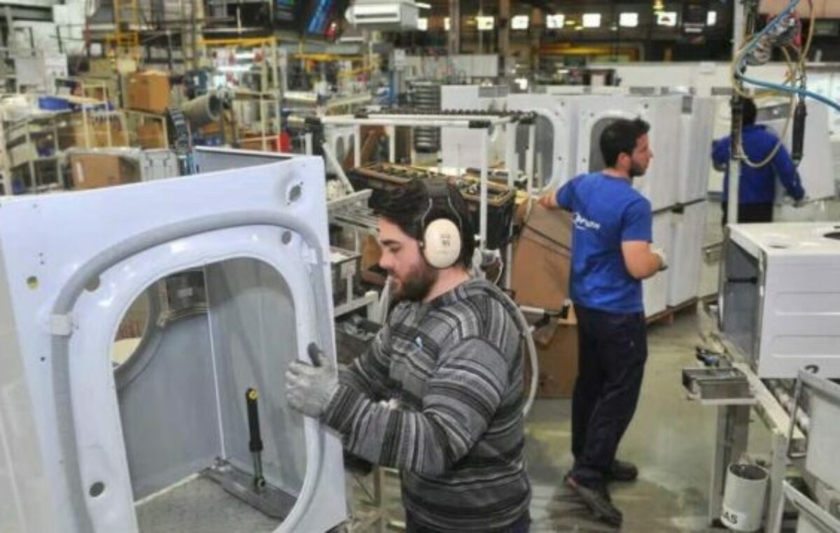 Crece el desempleo en pueblo cordobés donde Milei sacó el 82%: echan a 200 personas en una fábrica