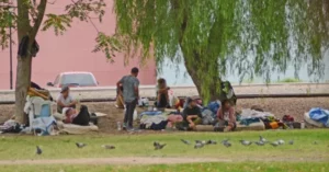 Drama y miseria en Neuquén: cada vez son más los que viven en la calle