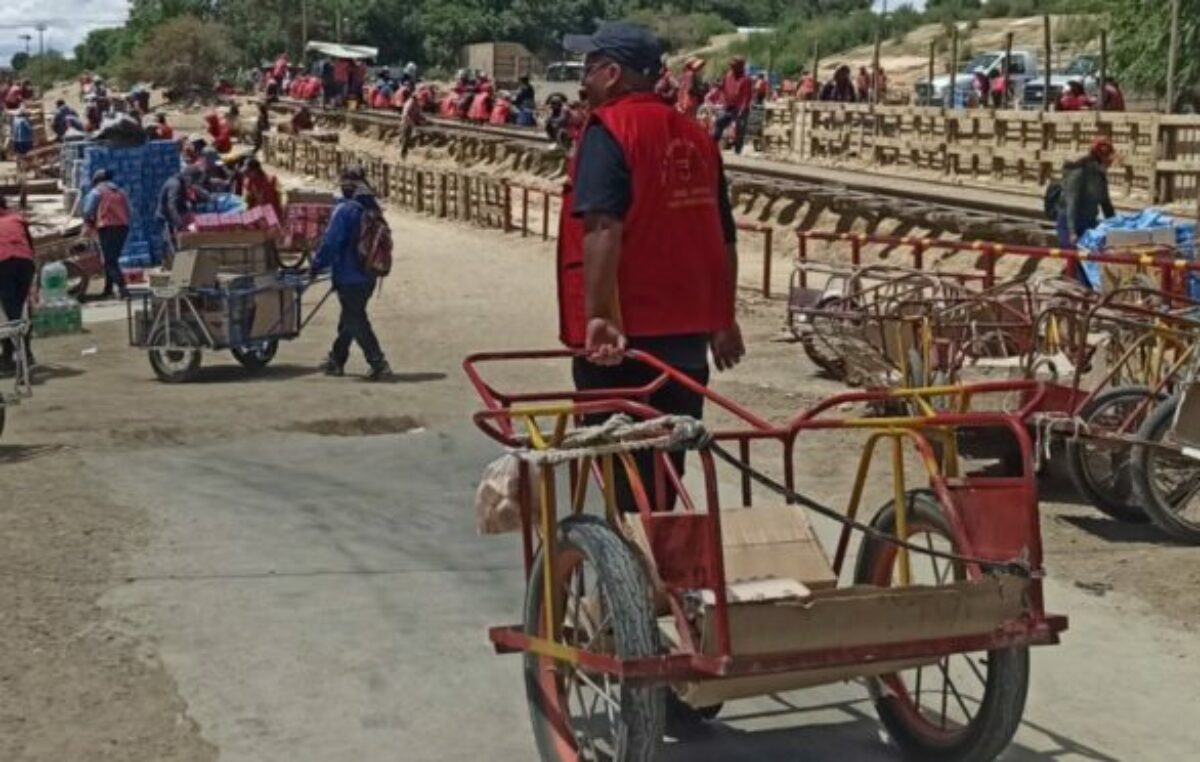 Quiaqueños cruzan la frontera para comprar mercadería