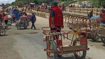 Quiaqueños cruzan la frontera para comprar mercadería