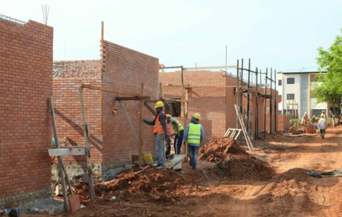 La motosierra contra los más pobres: mil obras paralizadas en barrios populares y 25 mil despidos