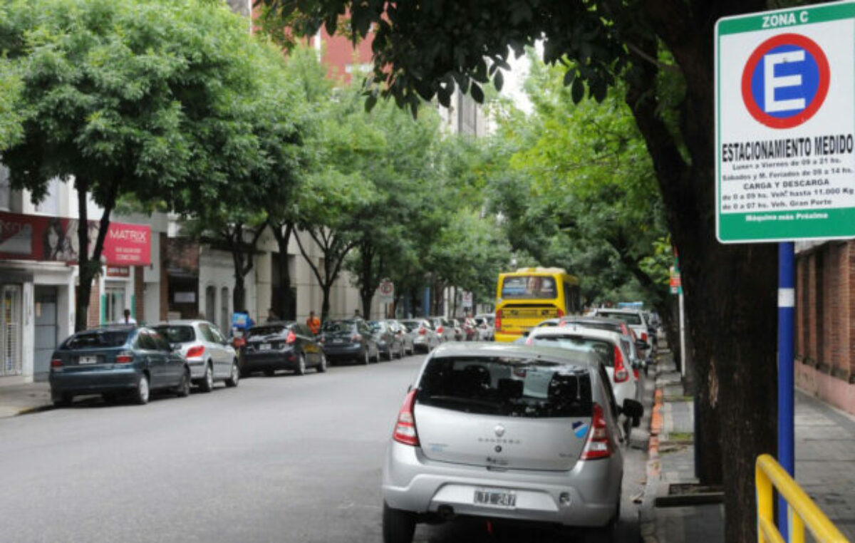 Rosario: El estacionamiento en ambas manos, a contramano del plan de acción climática municipal