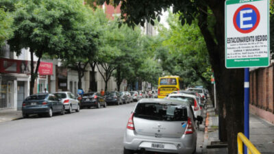 Rosario: El estacionamiento en ambas manos, a contramano del plan de acción climática municipal