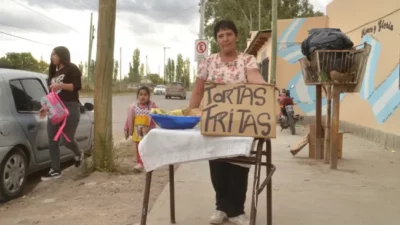 La portera cipoleña que en plena crisis vende tortas fritas en la vereda de la escuela rural donde trabaja