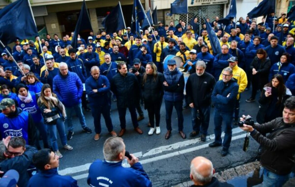 Empleados del Correo Argentino se movilizaron por 26 despidos en Rosario y unos 800 en todo el país