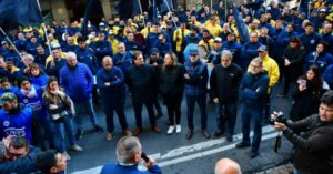 Empleados del Correo Argentino se movilizaron por 26 despidos en Rosario y unos 800 en todo el país