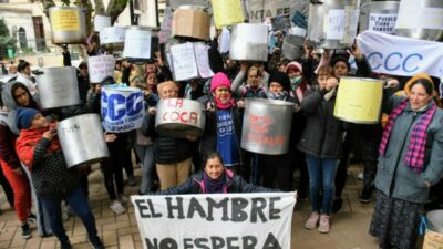 Marcha de las ollas vacías en Rosario: multitudinaria manifestación por la falta de alimentos en comedores 