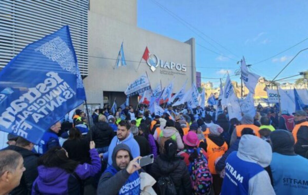 Santa Fe: Paro y manifestación de FESTRAM frente a IAPOS