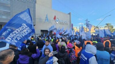 Santa Fe: Paro y manifestación de FESTRAM frente a IAPOS