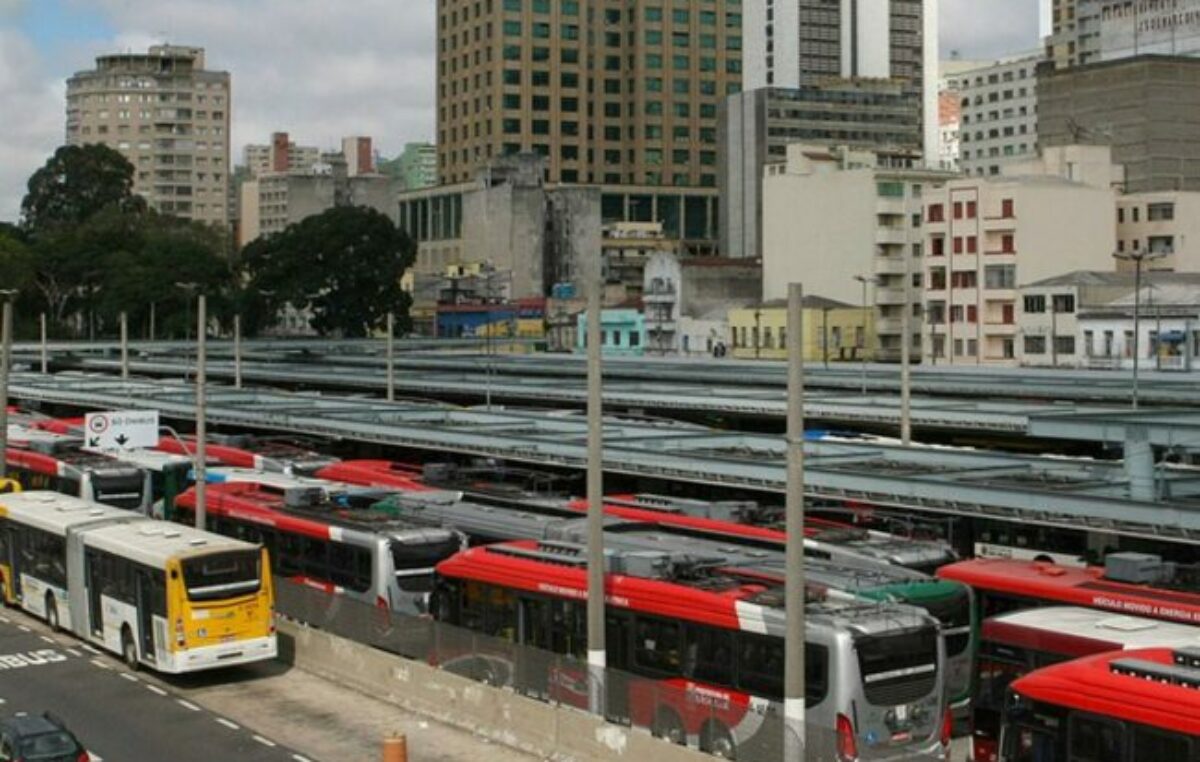 Conductores de autobuses aprueban huelga a partir del viernes en Sao Paulo