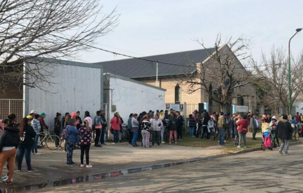 Improvisación y desesperación en Rosario: colas frente a locales de Fundación que debe repartir la leche retenida