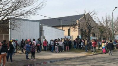 Improvisación y desesperación en Rosario: colas frente a locales de Fundación que debe repartir la leche retenida