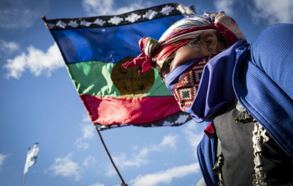 Manuel Adorni apuntó contra la propagación de «banderas mapuches» en la cordillera