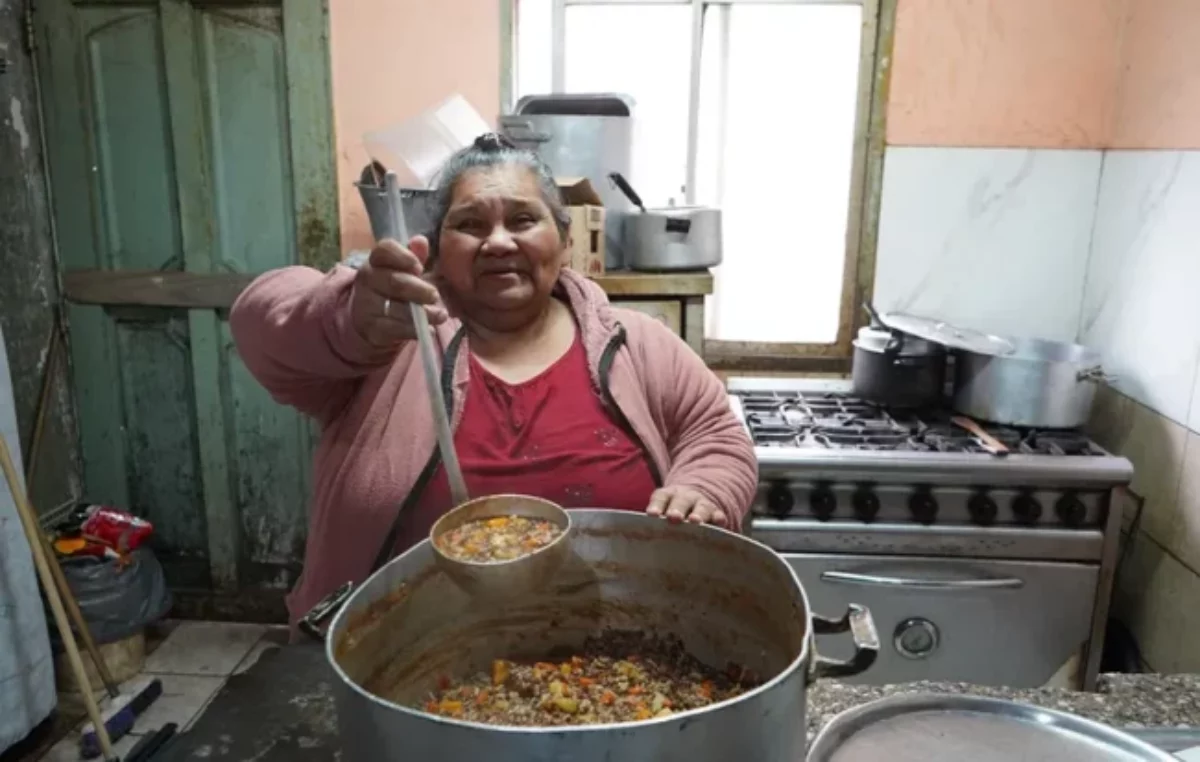 Neuquén: Aunque se quedó ciega, sacó su comedor a las calles para calmar el hambre de personas sin hogar