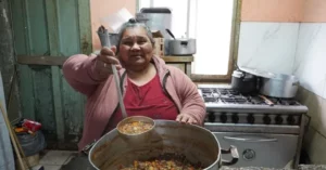 Neuquén: Aunque se quedó ciega, sacó su comedor a las calles para calmar el hambre de personas sin hogar