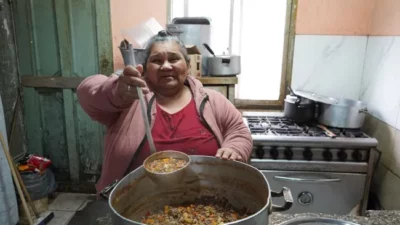 Neuquén: Aunque se quedó ciega, sacó su comedor a las calles para calmar el hambre de personas sin hogar