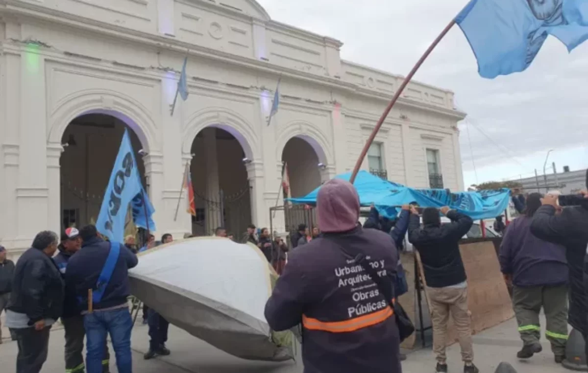 Protesta del SOEM: el acampe se hace frente al Palacio Municipal de Catamarca