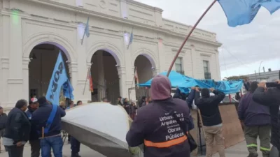 Protesta del SOEM: el acampe se hace frente al Palacio Municipal de Catamarca