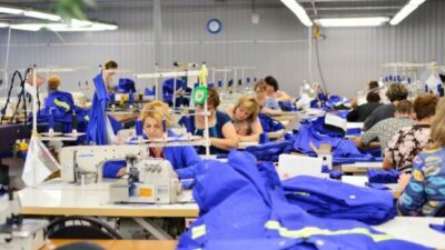 Las fábricas trabajan al 50 por ciento