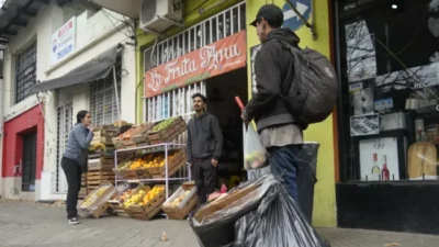 Una verdulería solidaria en Echesortu asiste a personas en situación de calle