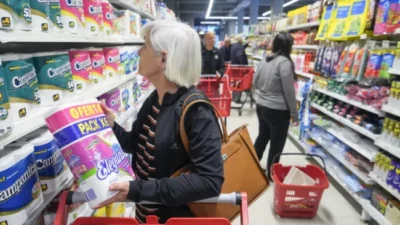 El consumo mantiene el derrumbe de dos dígitos: qué se deja de comprar y cuándo toca piso