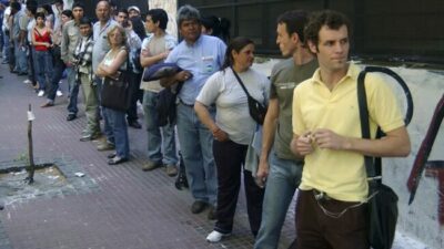 Efecto recesión: se duplicó la cantidad de personas que cobran seguro de desempleo