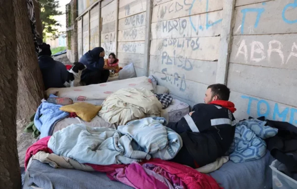 Personas en situación de calle en Neuquén: «Cada vez son más y duermen en lugares increíbles»