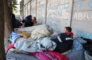 Personas en situación de calle en Neuquén: «Cada vez son más y duermen en lugares increíbles»