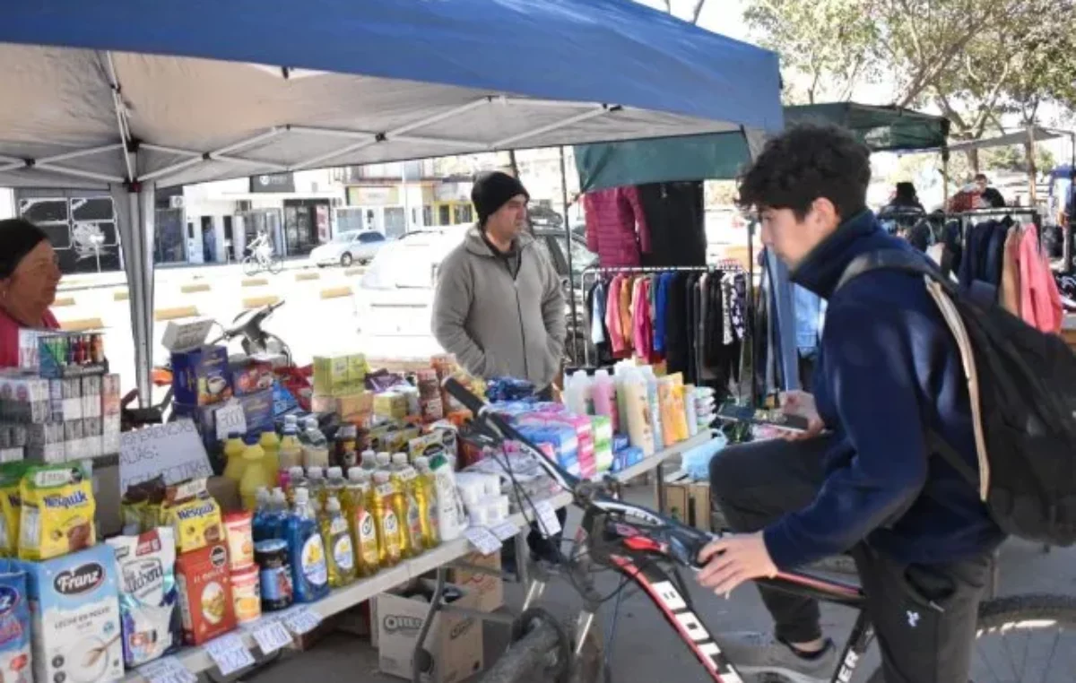 Santa Fe: Al compás de la crisis económica, crece el fenómeno del trueque frente al Hospital Iturraspe