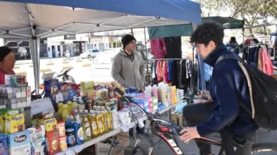 Santa Fe: Al compás de la crisis económica, crece el fenómeno del trueque frente al Hospital Iturraspe