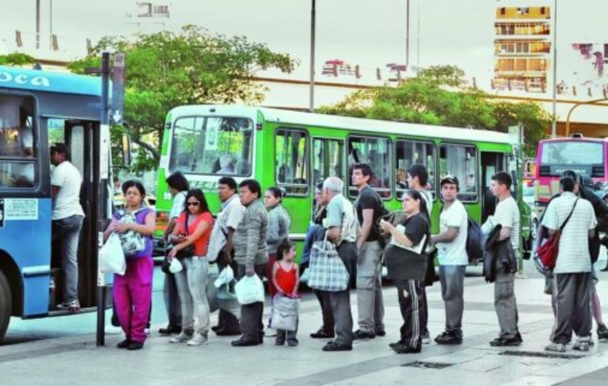 Casi 7 de cada 10 argentinos utilizan el colectivo para ir a trabajar