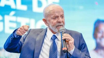 Lula criticó privatizaciones de empresas públicas