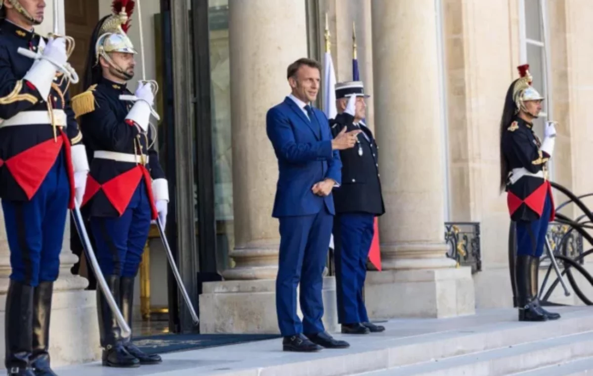 Macron rechaza nombrar un gobierno de izquierda y extiende las consultas políticas