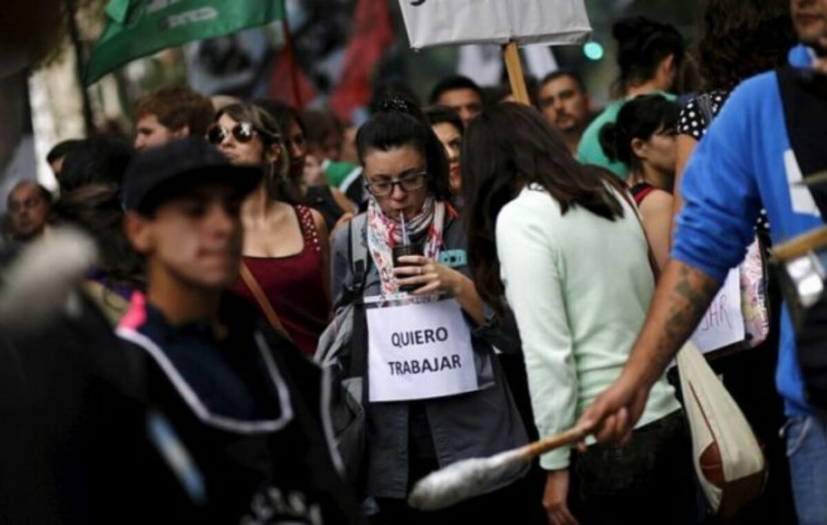 El Gobierno busca reglamentar esta semana la flexibilización laboral: cómo impactará en los trabajadores