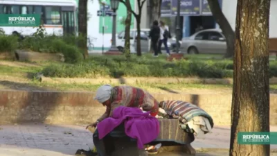 Economistas atribuyen a la inflación, la devaluación y el ajuste el aumento de la pobreza en el país en el primer semestre del año