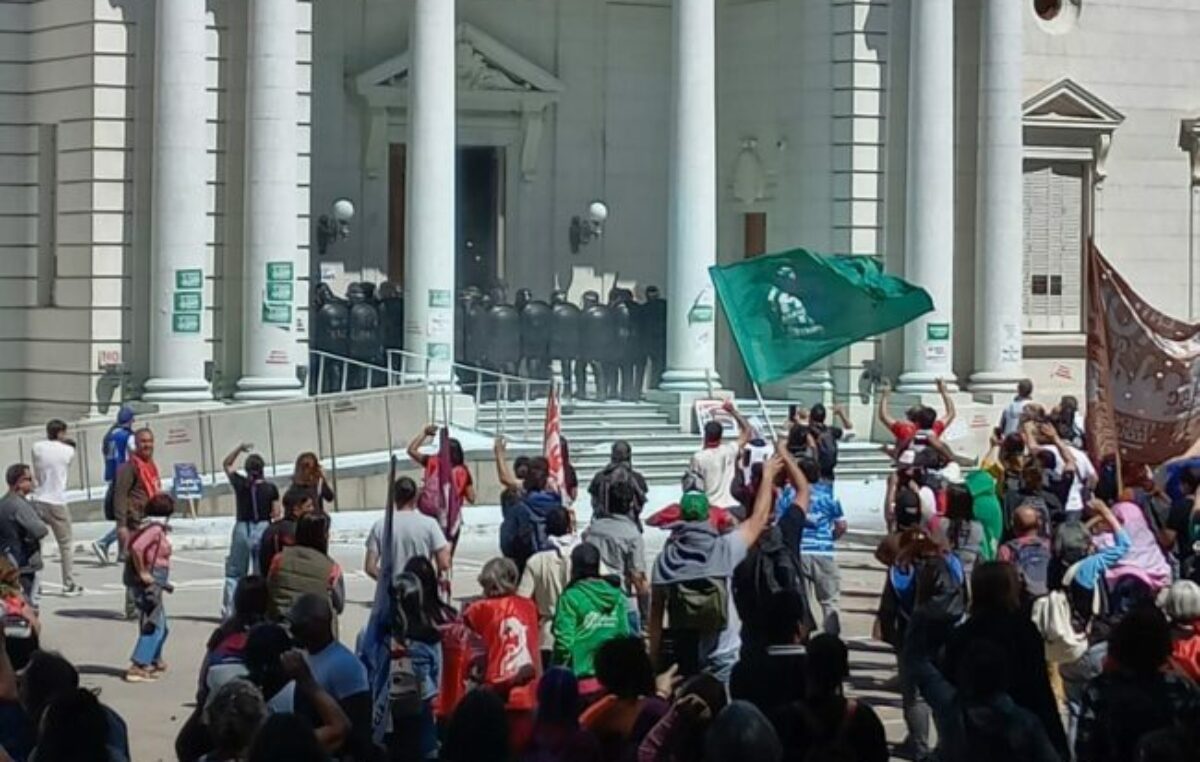 En medio de enfrentamientos con manifestantes, la Legislatura santafesina aprobó la reforma previsional