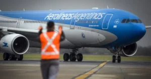 Desguace y destrucción: cómo funcionó Aerolíneas Argentinas cuando fue privatizada en los ’90