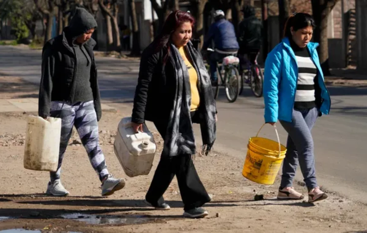 Como en el siglo XIX: en algunos barrios de Rosario caminan más de diez cuadras para conseguir agua