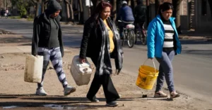 Como en el siglo XIX: en algunos barrios de Rosario caminan más de diez cuadras para conseguir agua