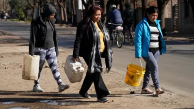 Como en el siglo XIX: en algunos barrios de Rosario caminan más de diez cuadras para conseguir agua