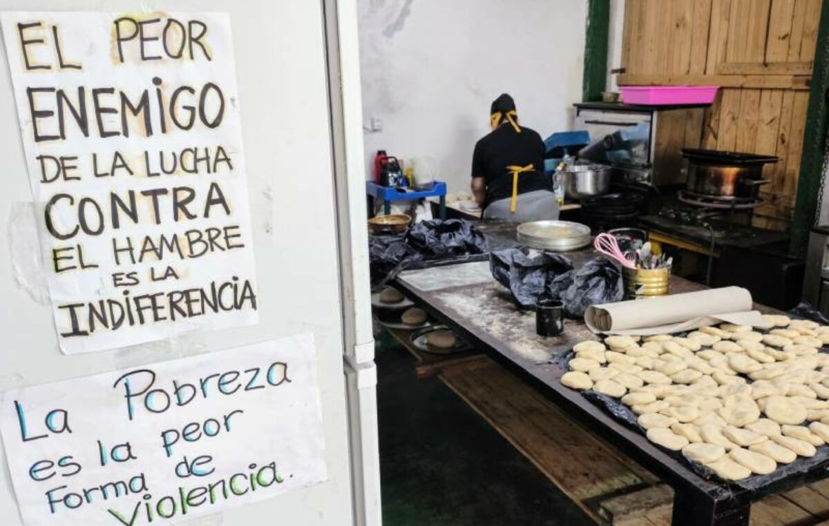 El Centro Cultural Necochea de Rosario entrega 500 raciones de comida: “Esto es peor que en la pandemia”   