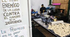 El Centro Cultural Necochea de Rosario entrega 500 raciones de comida: “Esto es peor que en la pandemia”   