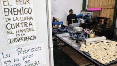 El Centro Cultural Necochea de Rosario entrega 500 raciones de comida: “Esto es peor que en la pandemia”   