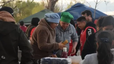 Siguen en auge las ollas populares contra el hambre en Neuquén