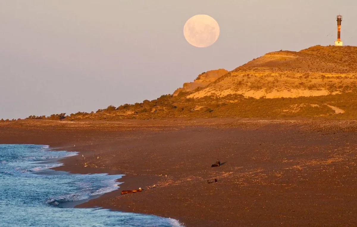 Es uno de los pueblos más lindos de Argentina, tiene 565 habitantes y tiene playas de agua cristalina