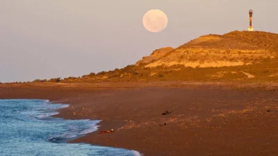 Es uno de los pueblos más lindos de Argentina, tiene 565 habitantes y tiene playas de agua cristalina