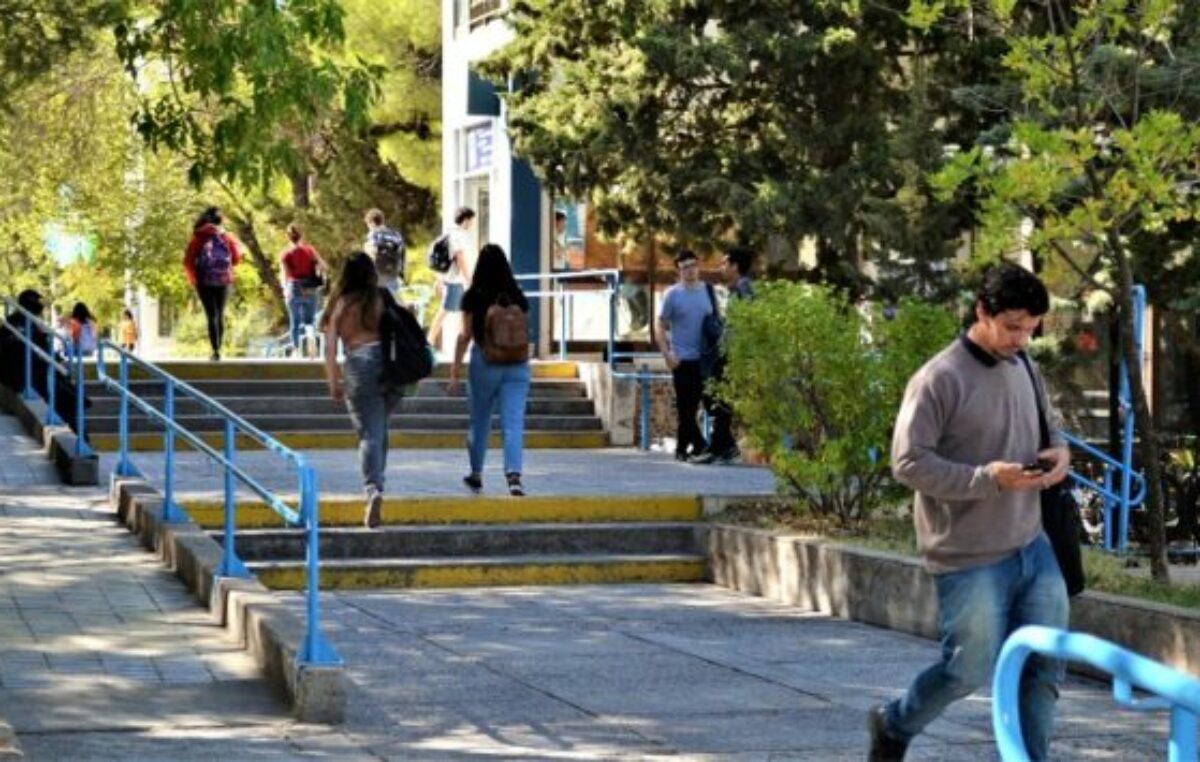 Cuatro de cada diez estudiantes de la Universidad Nacional del Comahue deben trabajar