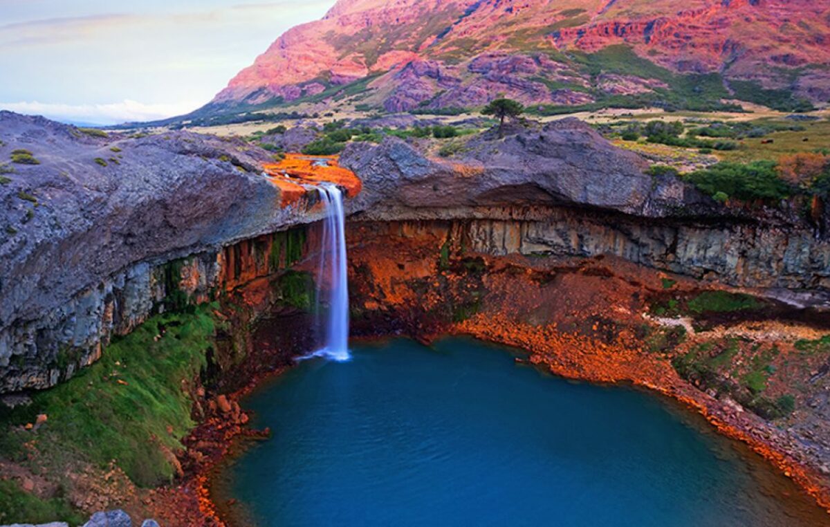 Única en el mundo: la cascada oculta de la Patagonia que se formó por lluvias de lava