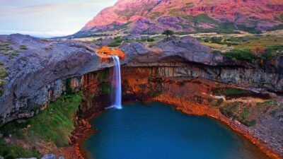 Única en el mundo: la cascada oculta de la Patagonia que se formó por lluvias de lava