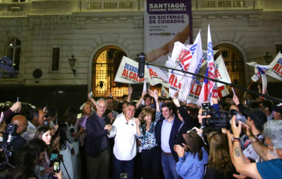 Elecciones en Chile: retrocedió la izquierda en alcaldías y un derechista se quedó con Santiago